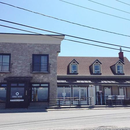 Hotel Auberge Chez Bass à Sainte Anne-des-Chênes Extérieur photo