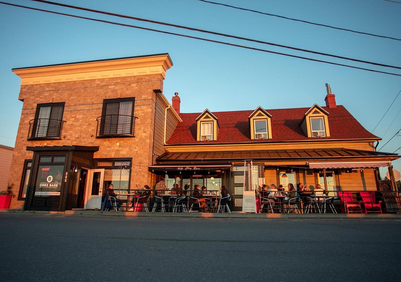 Hotel Auberge Chez Bass à Sainte Anne-des-Chênes Extérieur photo